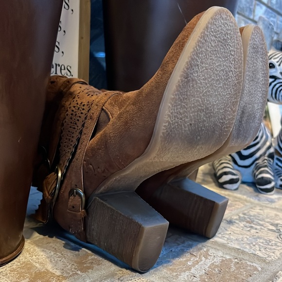 Altar'd State 9 Western highly detailed soft suede stacked 3 1/2" heeled booties - Picture 12 of 12